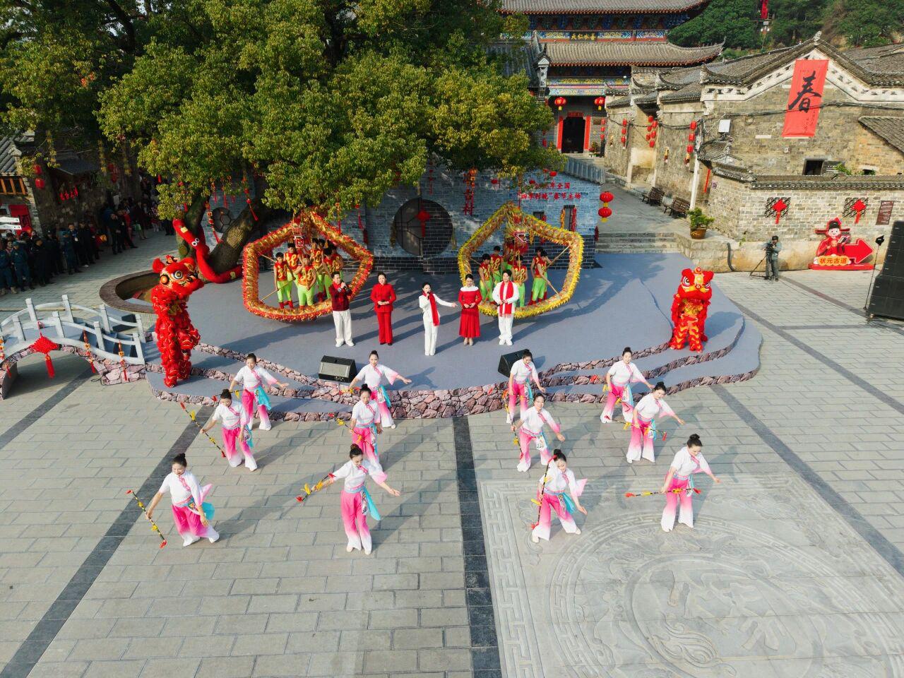 古村搭台看村晚  楚韵新声过大年