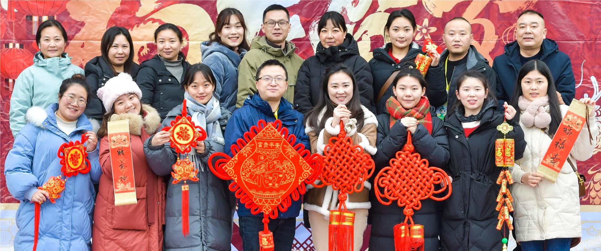 2024年2月6日，“乡音、乡情、乡愁”送文化下乡免费书写春联、全家福拍摄赠送活动在利川东城白鹊山村举行。