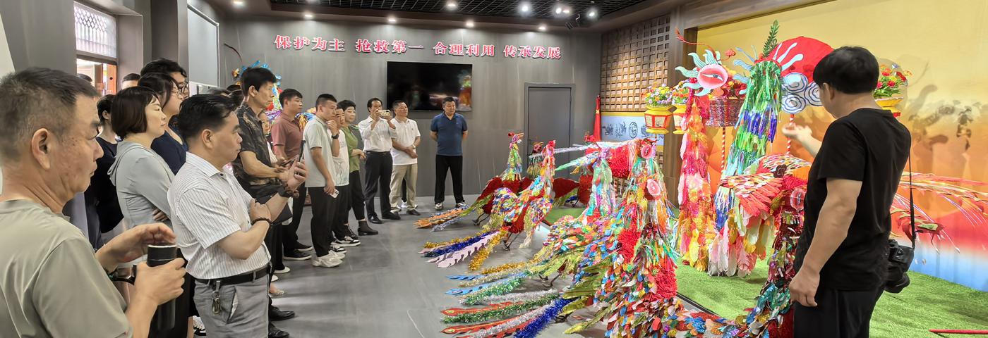 参观郧阳凤凰灯舞传习所