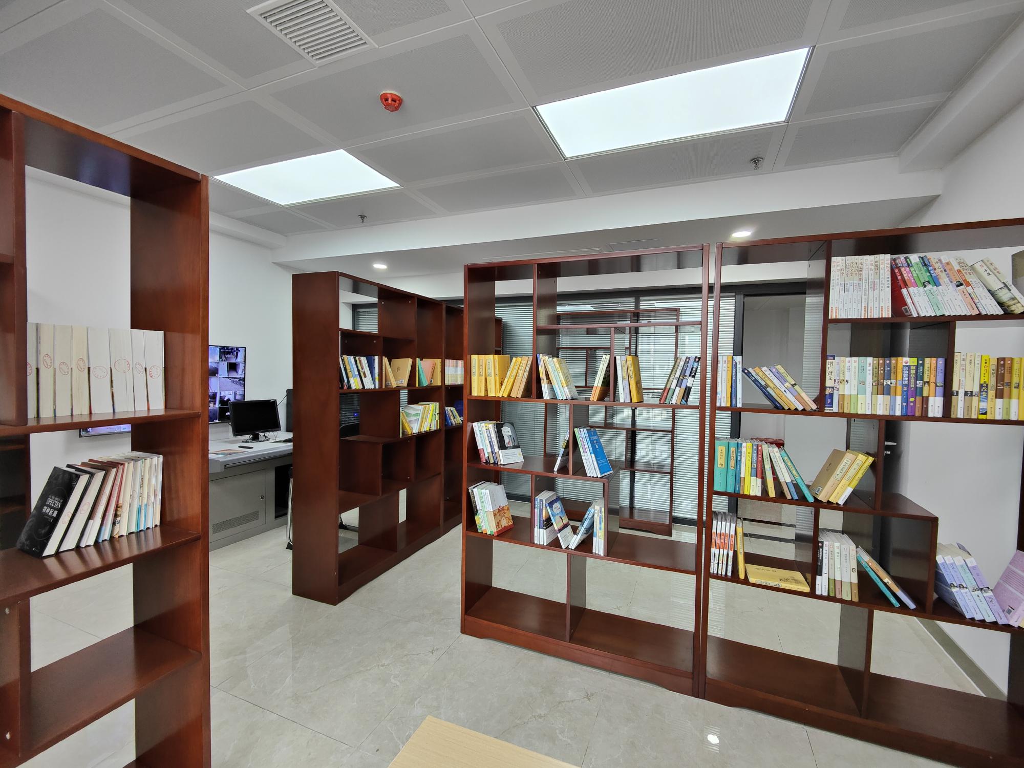 总控室--图书阅览室
