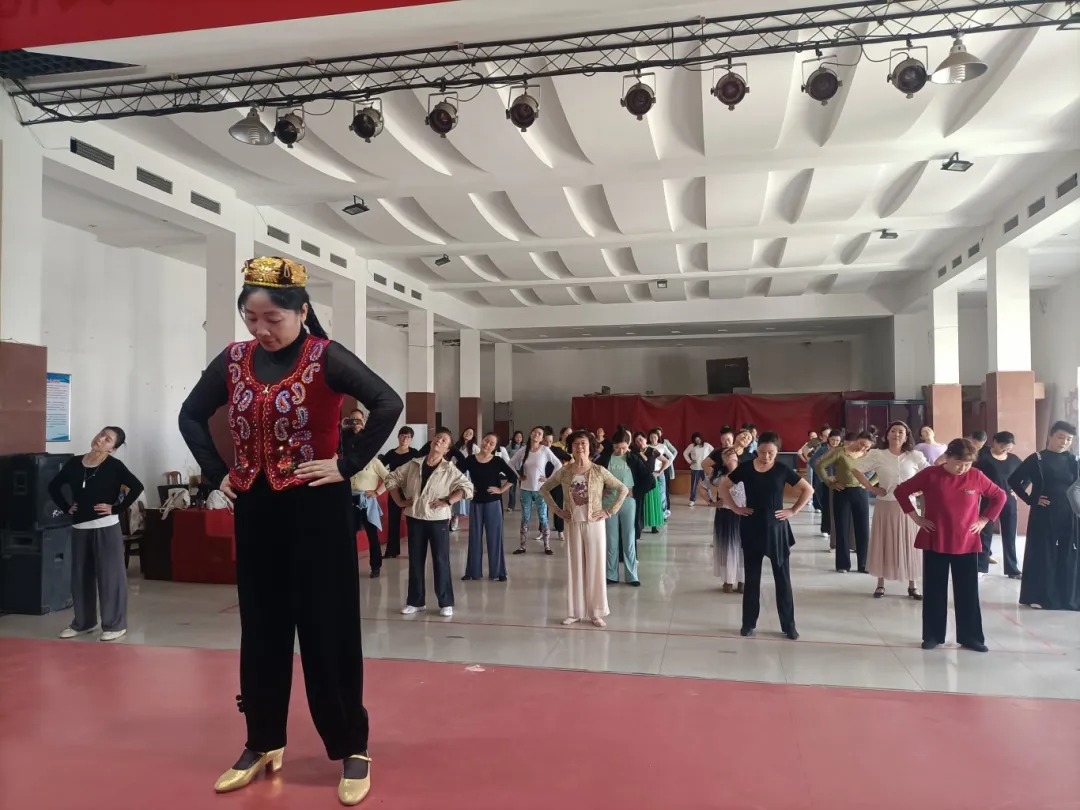 “舞动疆韵·共鉴民族之美”新疆舞蹈培训班