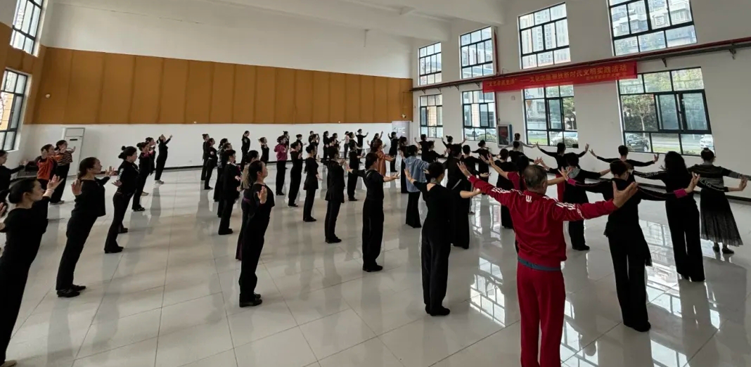 荆州市文化志愿帮扶新时代文明实践万人广场舞普及推广活动隆重启动