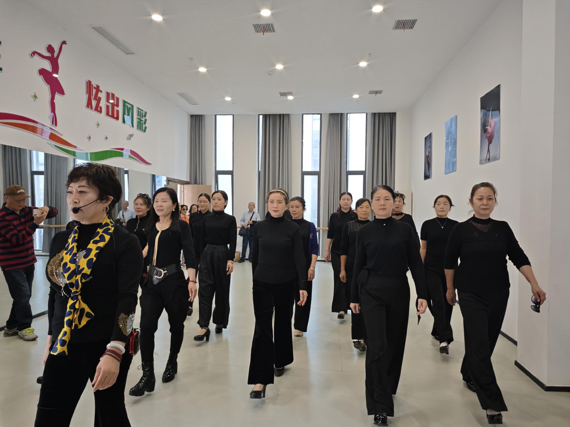华容区老年大学火爆招新！