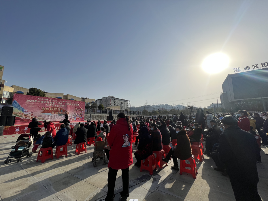 十堰市群艺馆“灵秀湖北 四季村晚”文化惠民演出助力张湾区乡村年货节