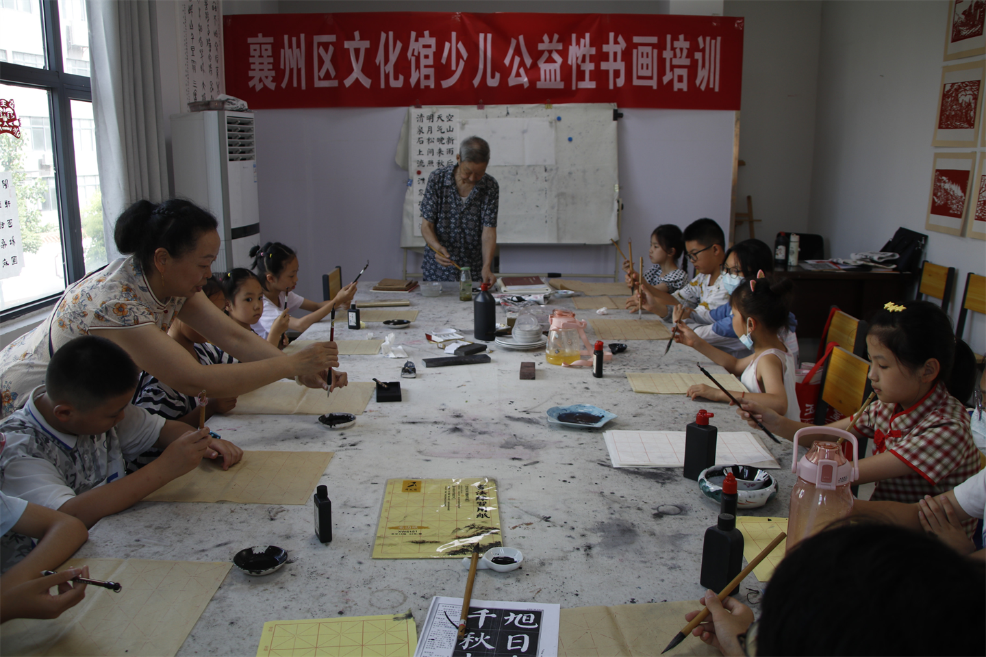 襄州区文化馆暑期“少儿书法公益课”开课啦