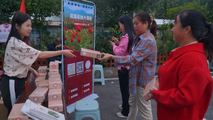 保康县文化馆公共文化云新媒体宣传与服务推广活动走进油坊街长坪村