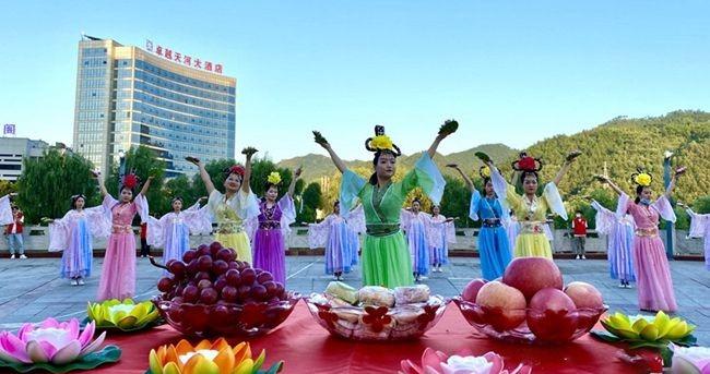 七夕放河灯祈福民俗活动